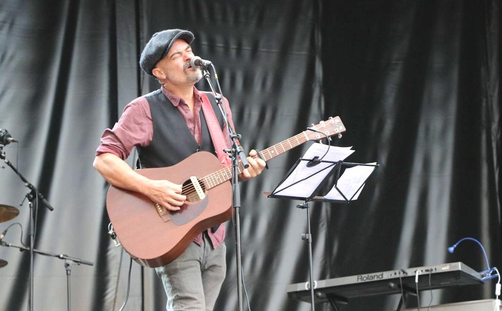 León sujeta a la lluvia con humor