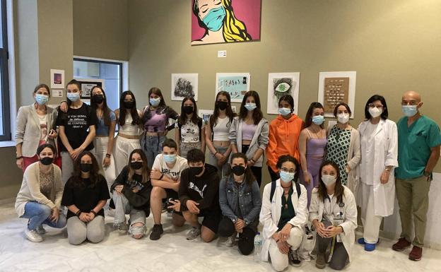 Alumnos del IES Legio VII visitan sus obras dentro de la exposición 'Exponer o exponerse en tiempos de pandemia'