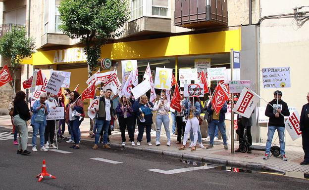 La plantilla de Alimerka en León reclama más contrataciones para reducir la sobrecarga de trabajo