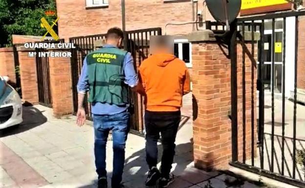Detienen a dos personas que robaron un vehículo en Boñar y vendían sus piezas en Valencia