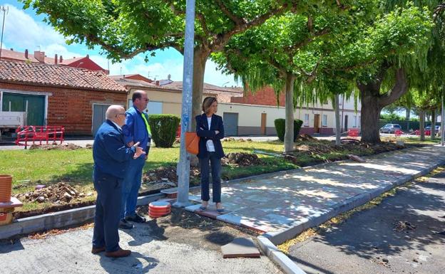 Santa María del Páramo arregla la pavimentación de las aceras del entorno del centro médico