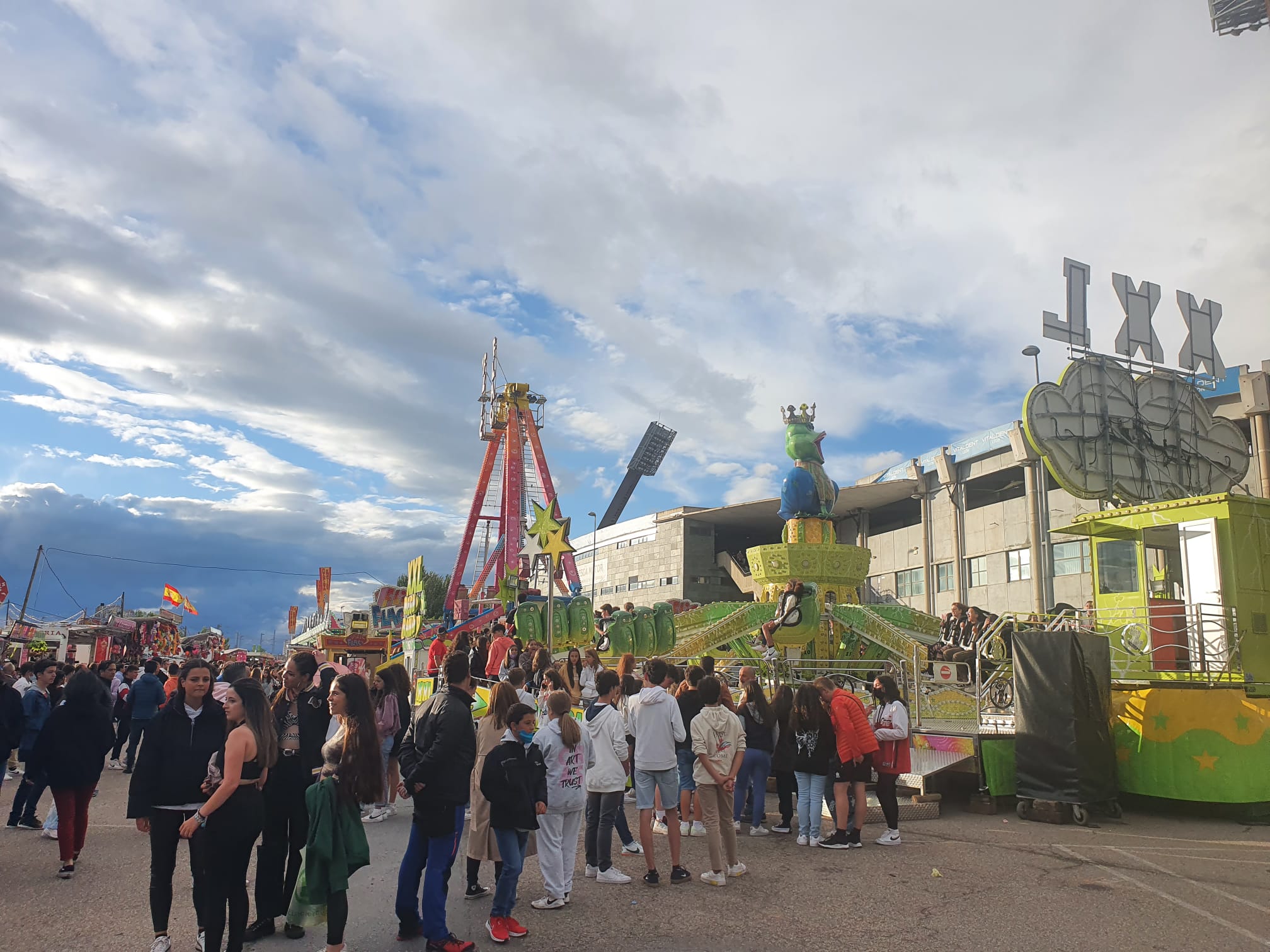 La lluvia no ahoga el estreno del Real de la Feria