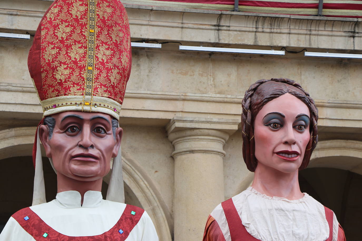 Los gigantes y cabezudos toman las calles de León