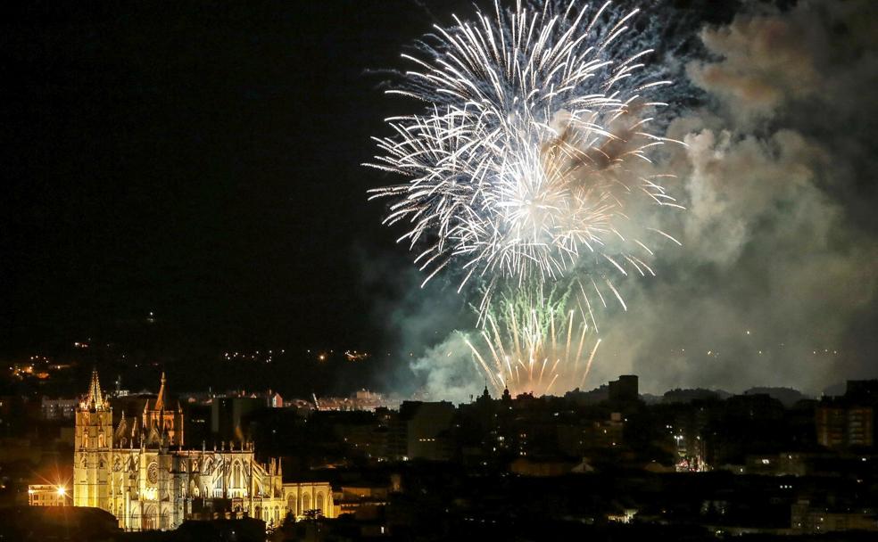 León vuelve a mirar al cielo en compañía