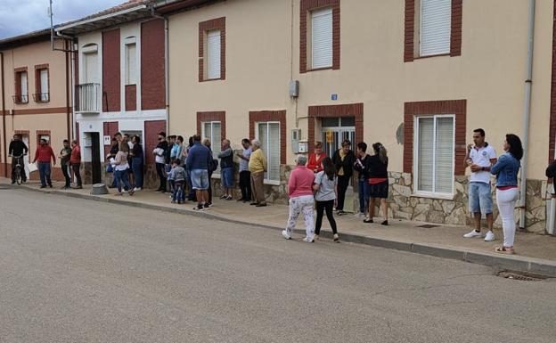 Los vecinos de Villademor de la Vega se manifiestan contra la decisión de 'expulsar' a los feriantes de la Plaza Mayor