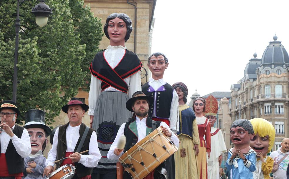 Los gigantes y cabezudos toman las calles de León