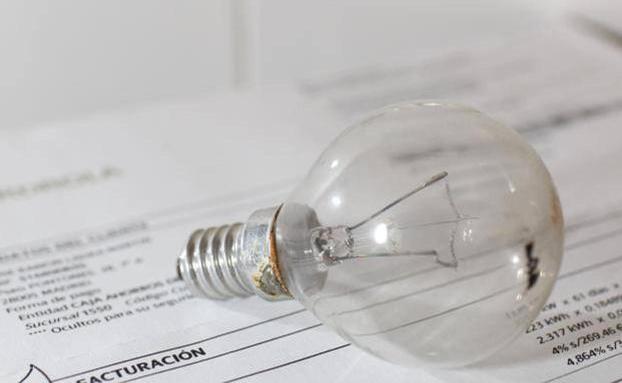 El Gobierno paraliza ahora dos leyes ideadas en 2021 para bajar la luz