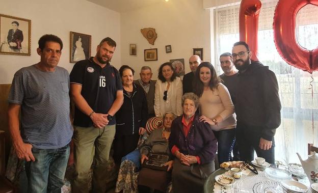 Torneros del Bernesga homenajea a su centenaria, Isabel Lorenzana
