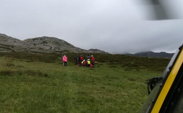 Evacúan en helicóptero a una senderista de 69 años lesionada del tobillo en una ruta en La Cueta