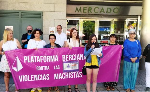 La Plataforma contra las Violencias Machistas del Bierzo y Laciana se concentra este sábado en la Plaza de Abastos de Ponferrada en un nuevo 'Sábado sin sol'