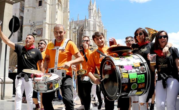 La diversión es multicolor y suena a charanga
