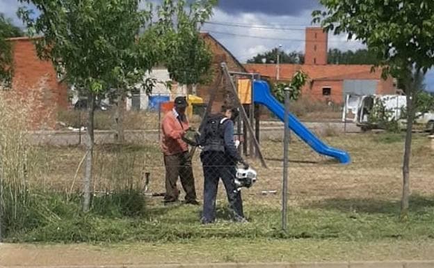 Los vecinos de Saludes de Castroponce limpian el parque de maleza ante la «orden municipal» a sus operarios de no hacerlo