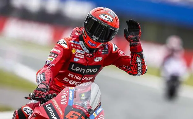 Francesco Bagnaia festeggia la pole ad Assen./Vincent Jannink / efe