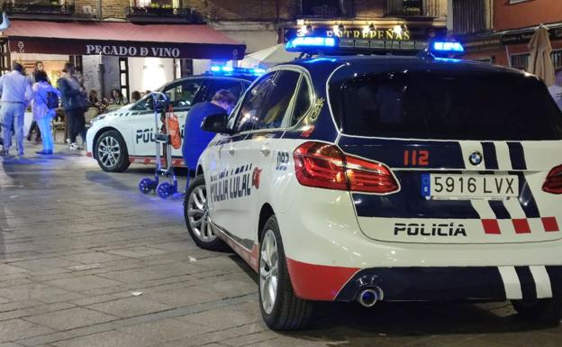 La Policía Local de León detiene a un joven por agredir con unos vasos a otros dos en un local