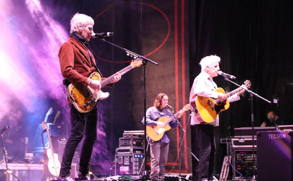 Ariel Rot y Kiko Veneno convierten León en 'un país para escucharlo'