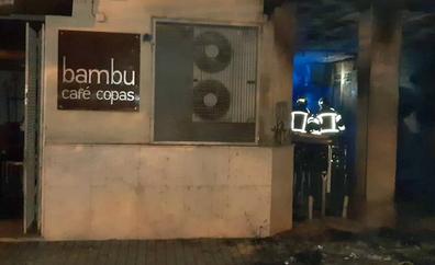 Queman unas sillas apiladas de la terraza de un bar y las llamas afectan al edificio en Valladolid