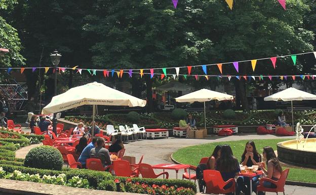 'Come y calle' confirma su éxito en su vuelta por San Juan y San Pedro al Parque de San Francisco