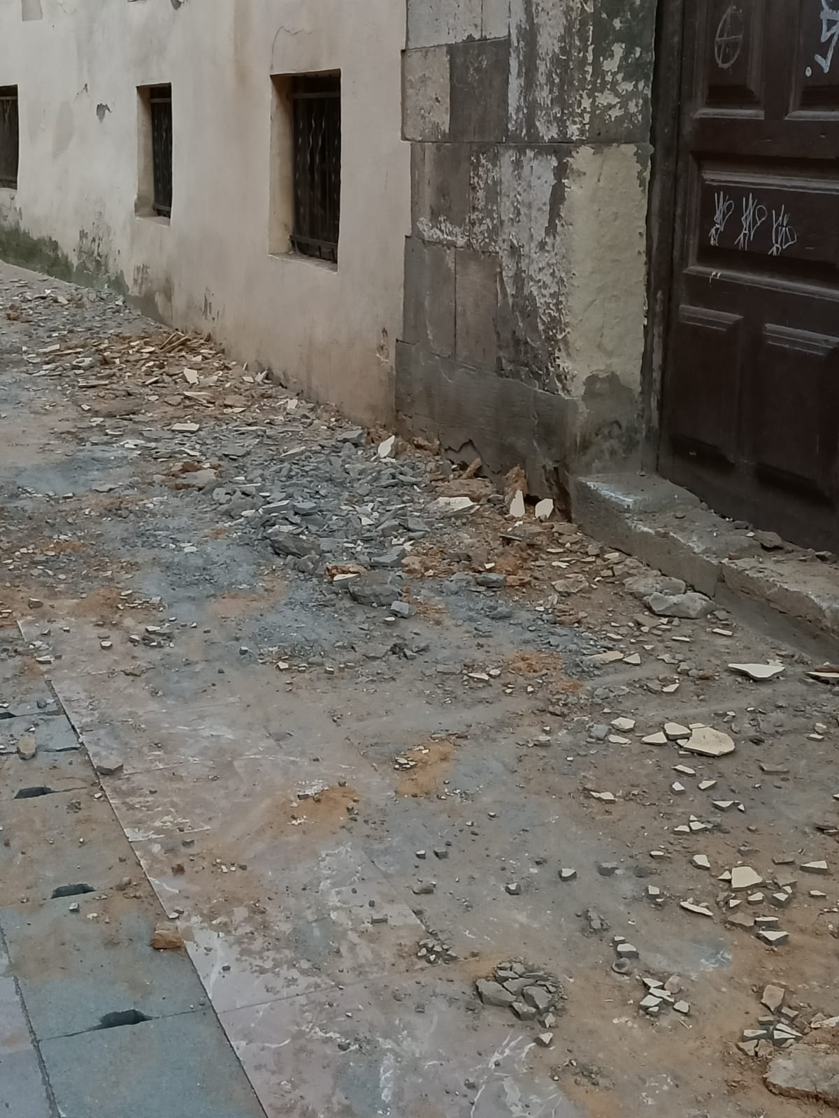 Caída de cascotes a la vía pública