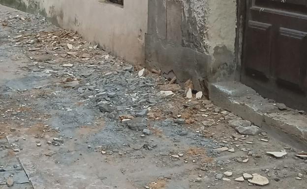 Caen cascotes de la fachada en ruinas de la casona de Dámaso Merino en León