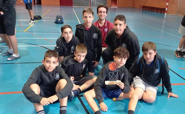 La cantera del CB Reino de León 'ruge' en el torneo nacional de Cangas de Narcea