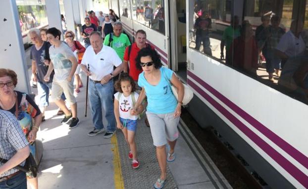 Renfe pone en marcha un 'lento' tren playero para unir León con la playa de Gijón