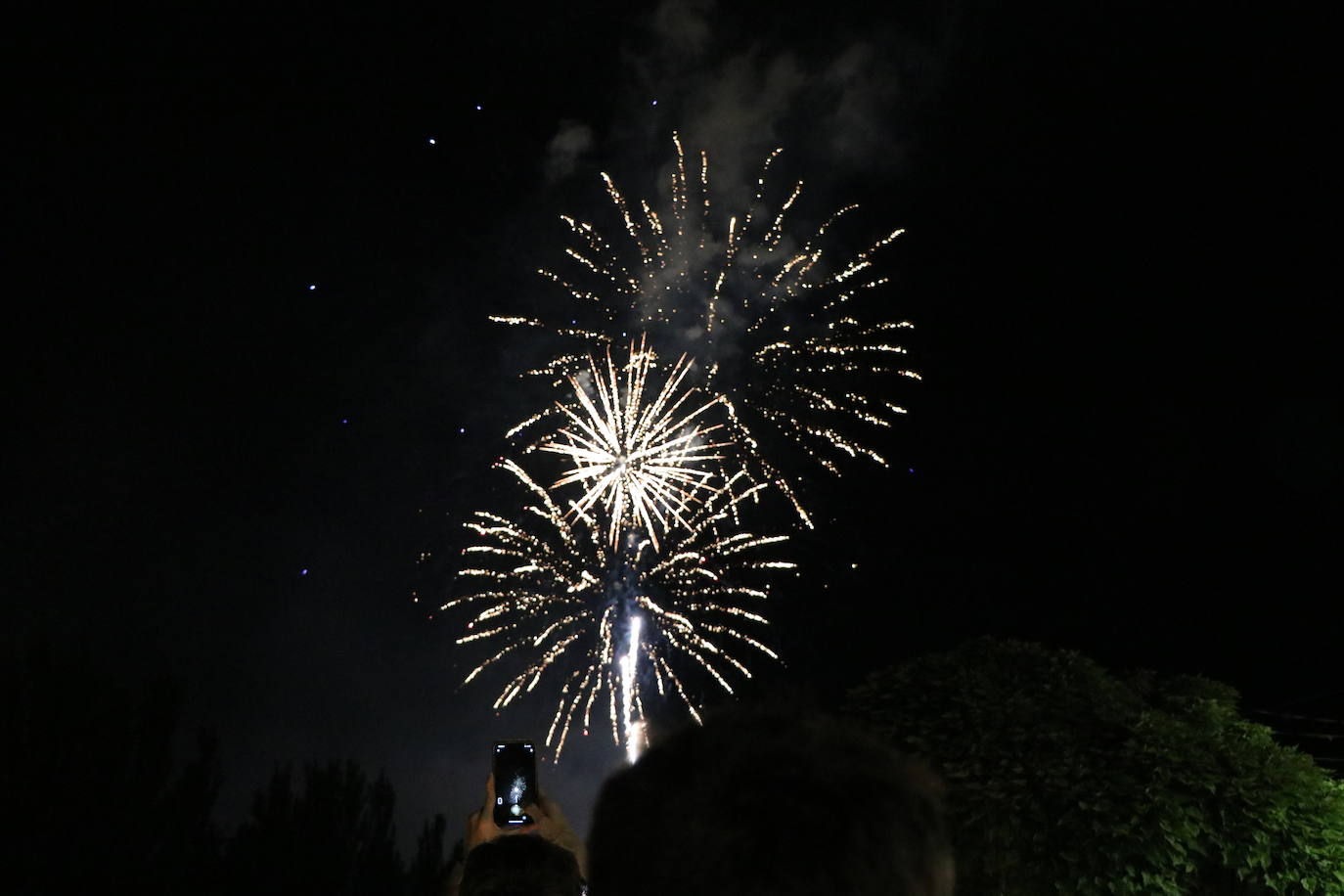 Los fuegos artificiales dibujan el cielo leonés