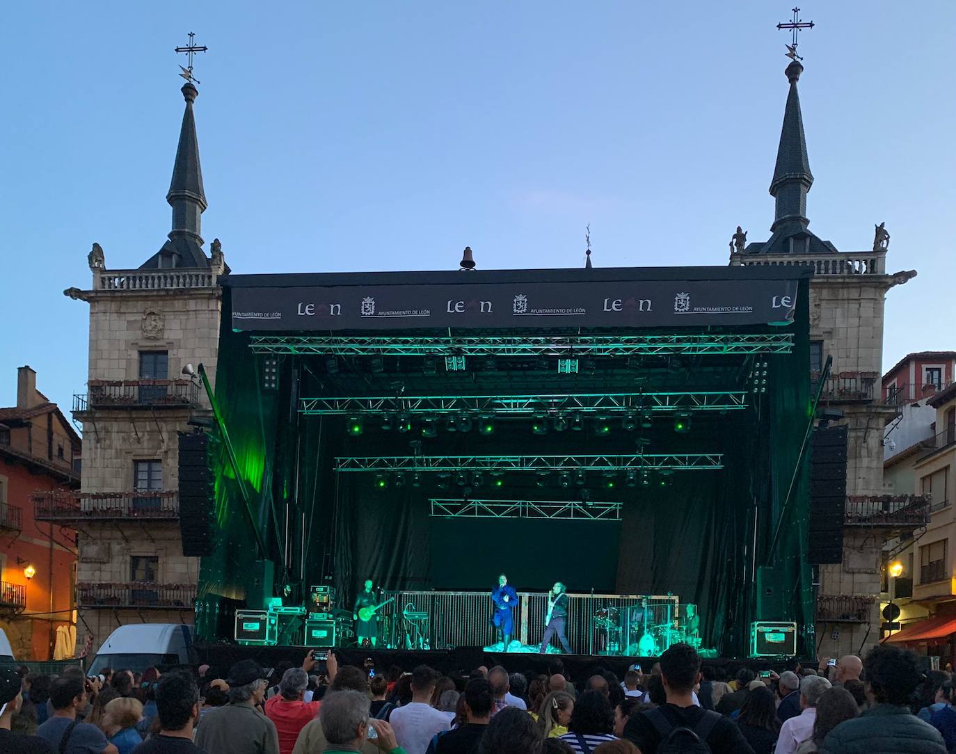 'Mastodonte' hace suya la Plaza Mayor