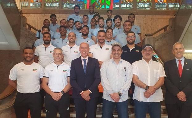 El alcalde de León recibe a la Selección Nacional Junior de Balonmano de Kuwait