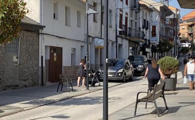 Cerca de 200 personas protestan por el cierre de un aula de Educación Infantil en el colegio de Toreno