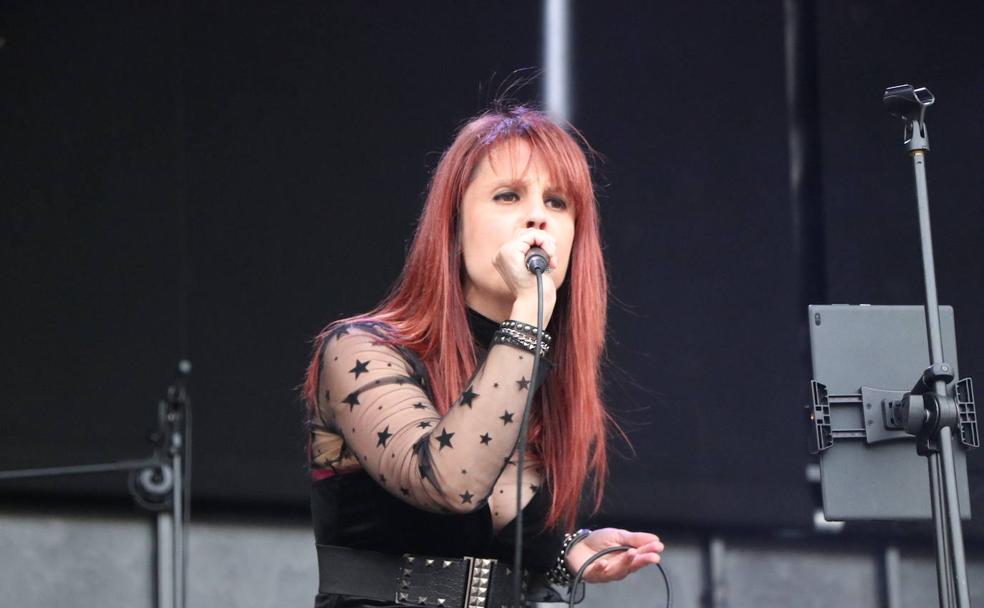 Las guitarras eléctricas y los cuernos al cielo se adueñan de la Plaza de San Marcelo