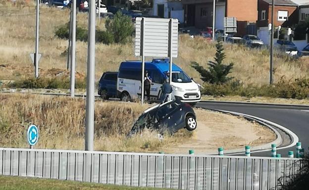 Una aparatosa salida de vía en la rotonda del Hospital de León se salda sin heridos
