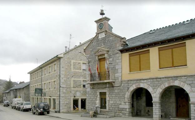 San Emiliano rescata el tradicional filandón de la mano de escritores leoneses en el festival 'Estar en Babia'