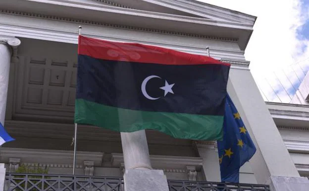 La bandera de Libia ondea en el mastil del Parlamento, en la ciudad de Tobruk. /EP