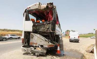 Un fallecido y 35 heridos al colisionar dos autobuses y un turismo en Granada