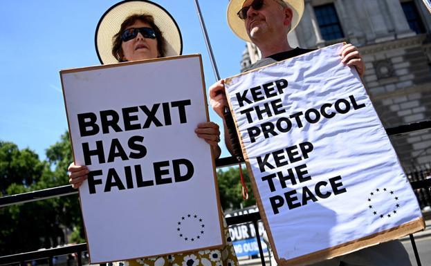 Unterstützer der Brexit-Proteste in Belfast lehnen die Änderung des Protokolls ab./ANDY RAIN/efe