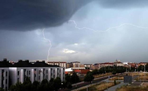 León vivirá un domingo de inestabilidad con alerta amarilla por tormentas