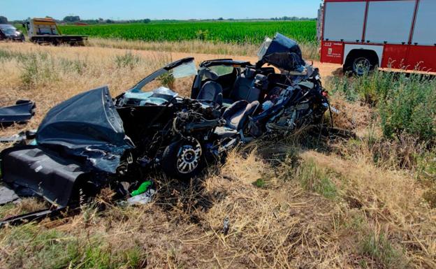 Fallece el conductor de un vehículo tras un brutal impacto con un camión en San Martín del Camino