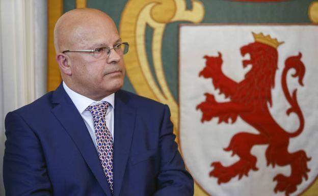 El subdelegado de Gobierno recibe a los coroneles saliente y entrante de la Academia Básica del Aire