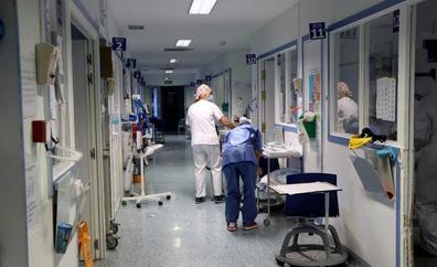 El Hospital de León contrata 90 enfermeras para cubrir vacaciones, pero los sindicatos afirman que se necesitan más de un centenar