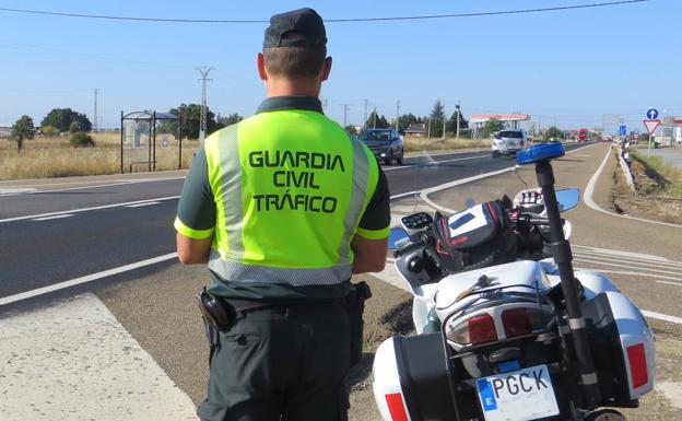 Detienen a un joven que ejercía como taxista desde La Magdalena sin tener licencia para ello