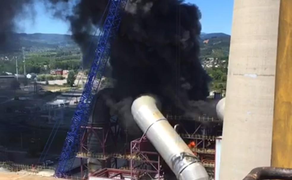 La chispa de una radial en la caldera de enfriamiento provoca un gran incendio en la central de Compostilla