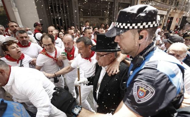 Radicales abertzales agreden al alcalde de Pamplona y dejan tres policías heridos