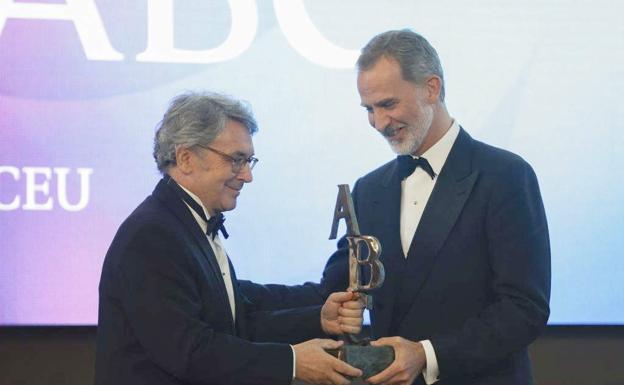 El rey Felipe VI entrega al leonés Andrés Trapiello el Premio Cavia