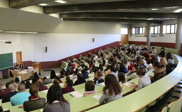 La Junta reduce un 27 por ciento las matrículas de máster, una rebaja de 400 euros por estudiante