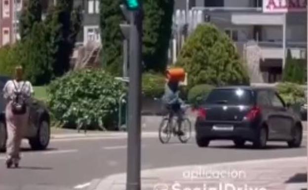 Rocambolesca imagen en León: un ciclista circula con una bombona de butano al hombro