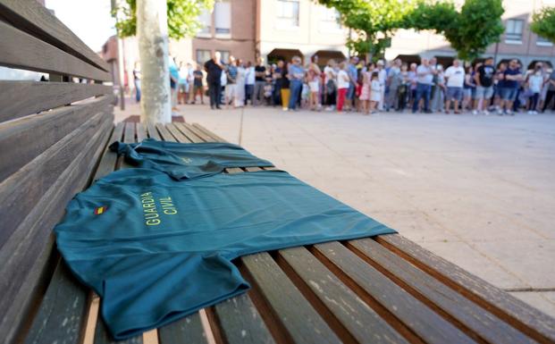 Cerca de 200 vecinos de Santovenia de Pisuerga reclaman el fin de la violencia y muestran su apoyo a la Guardia Civil