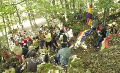 La subida a la sima del Pozo Grajero rinde homenaje a los represaliados por el franquismo