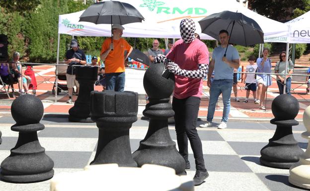 Un open con 110 jugadores y el Rey Enigma llevan el Magistral a la calle