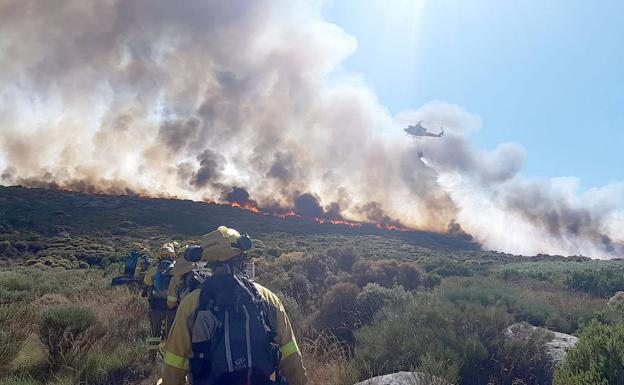 Continúa activo el incendio forestal en San Esteban del Valle (Ávila) con nivel 1