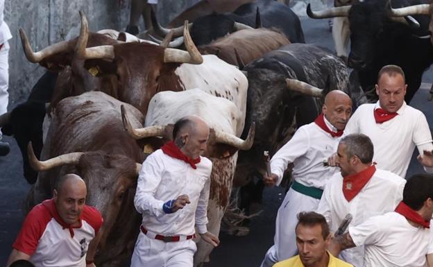 Trepidante y limpio encierro en una Pamplona abarrotada